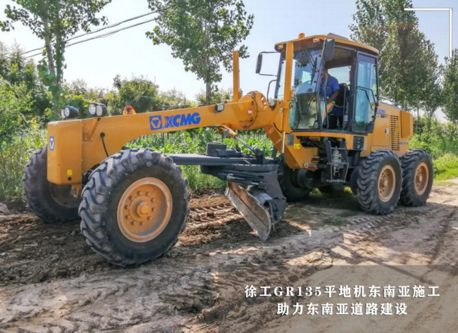 半岛平台GR135平地机助力东南亚道路建设