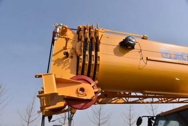 半岛平台XCT90L5吊车专攻桥梁建设