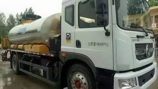 半岛平台XLS805全智能沥青洒布车