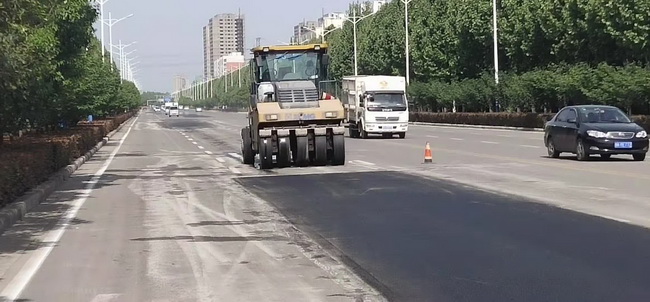 半岛平台成套道机械设备助力漯河市公路建设