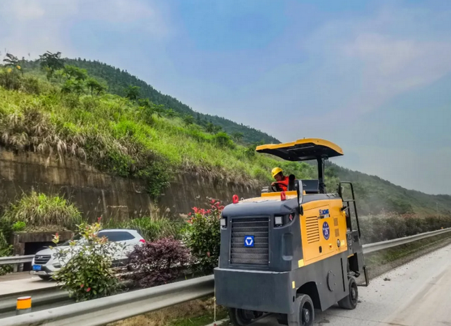 半岛平台XM503K小型铣刨机进行精铣刨施工