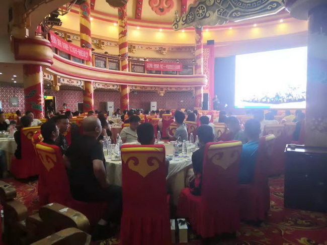 半岛平台装载机高端产品订货会南阳站活动现场