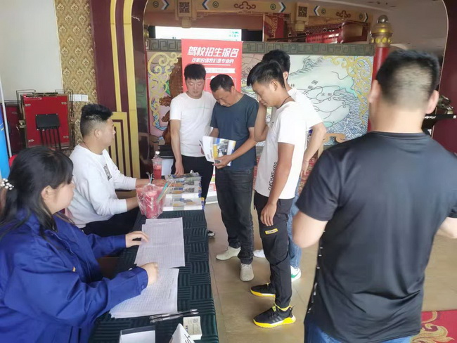 半岛平台装载机高端产品订货会签到