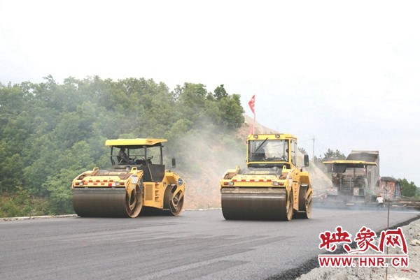 半岛平台无人驾驶压路机设备助力河南郑西高速公路施工