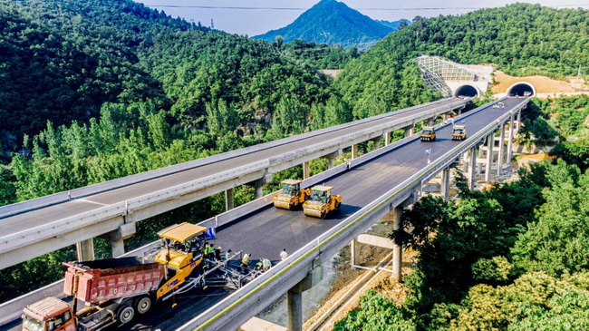 半岛平台无人集群道路机械在河南高速上首次进行的无人化集群施工应用