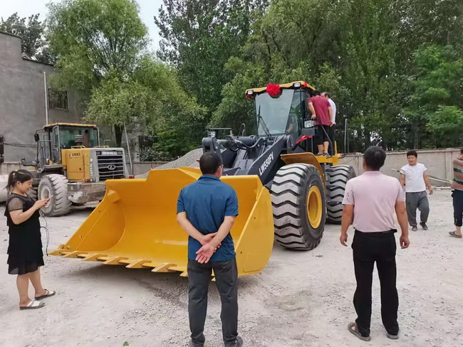 周口李老板订购半岛平台LW550FV装载机一台