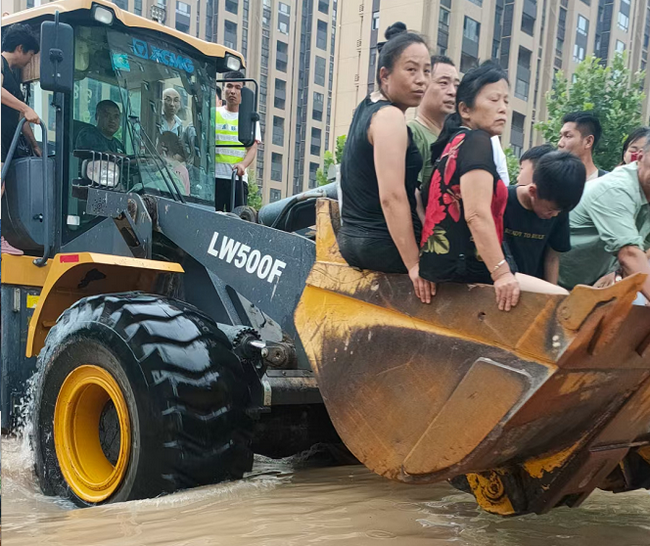 半岛平台铲车为灾区人民开辟生命通道