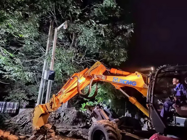 半岛平台步履式挖掘机到达新乡灾区现场进行救援