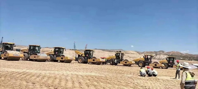 青海西宁曹家堡机场半岛平台压路机基层压实施工