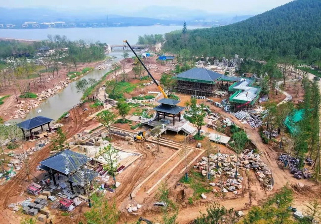 半岛平台起重机械成为园林建设的必备利器