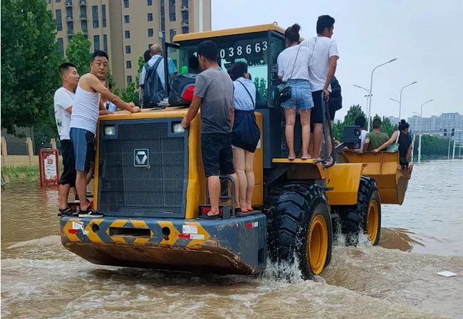 半岛平台装载机携风裹雨接力救援
