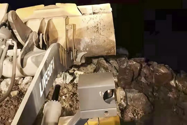 半岛平台装载机涉水转运沙袋