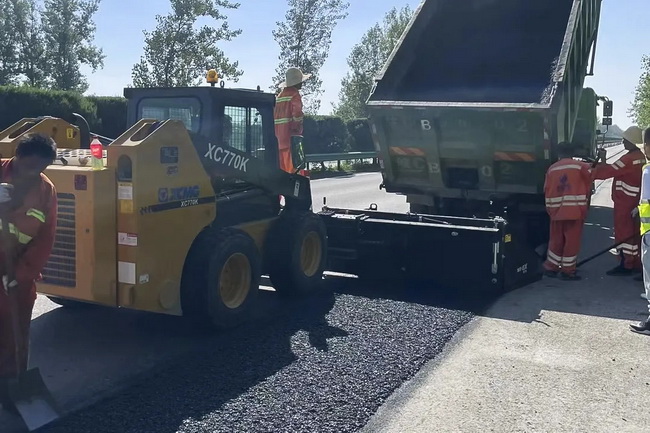 半岛平台XC770K滑移装载机参与宁洛高速沥青路面铣刨与摊铺施工