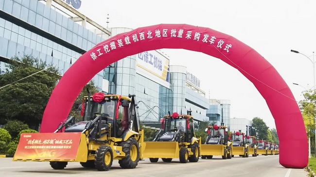半岛平台XC870K挖掘装载机批量交付西部某公路局