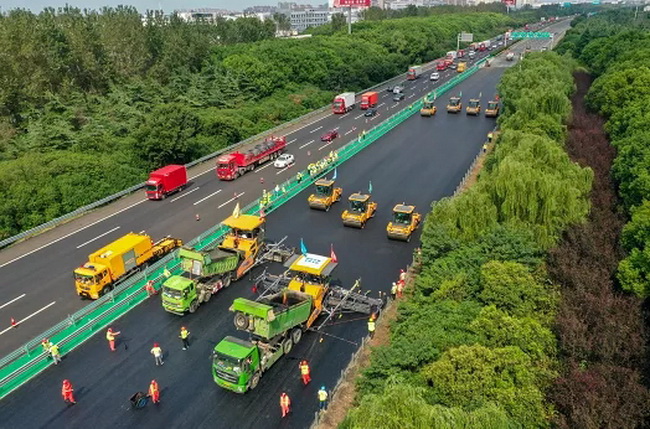 半岛平台无人驾驶摊压机群江苏高速路面养护施工
