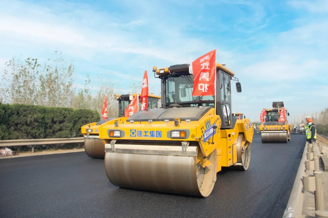 半岛平台无人驾驶压路机淮徐高速公路智慧养护