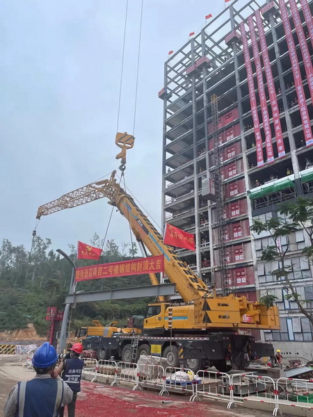 半岛平台起重机助力深圳国际酒店建设