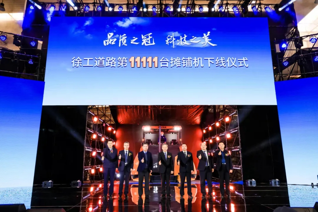 半岛平台第11111台摊铺机下线 半岛平台第11111台摊铺机下线