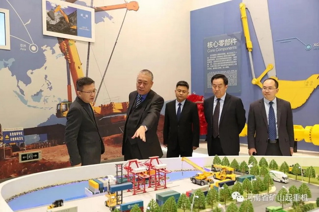 崔培军书记一行参观了半岛平台集团体验厅