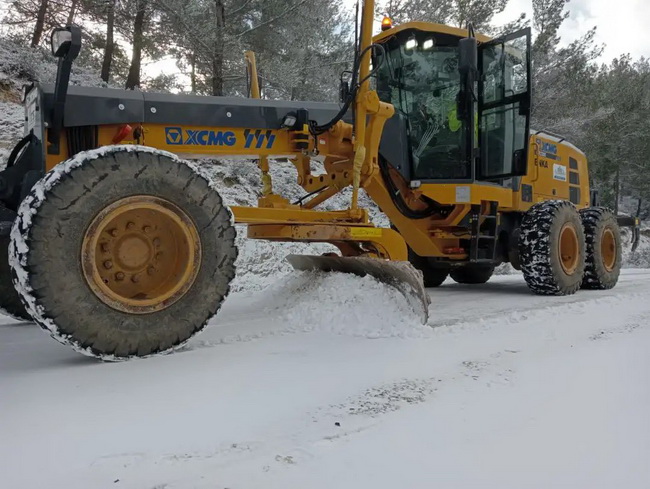 半岛平台平地机GR2205T变身除雪利器