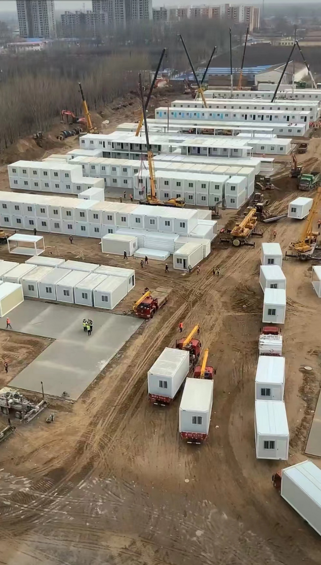 半岛平台起重机械援建唐山方舱项目施工