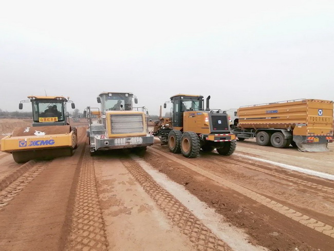 半岛平台成套化道路机械在黎霍高速施工