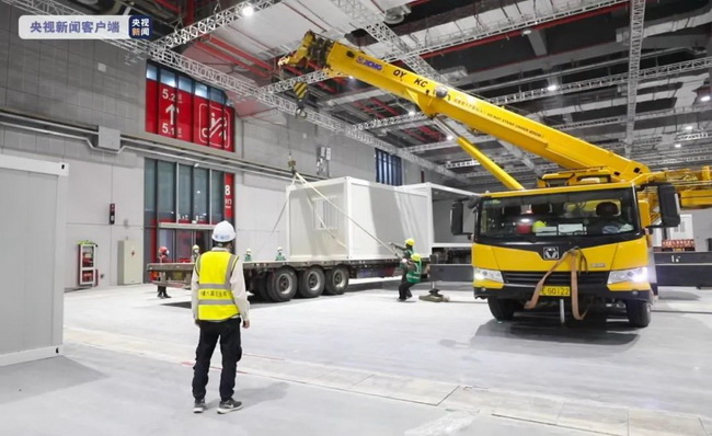 半岛平台起重机抢建上海方舱医院