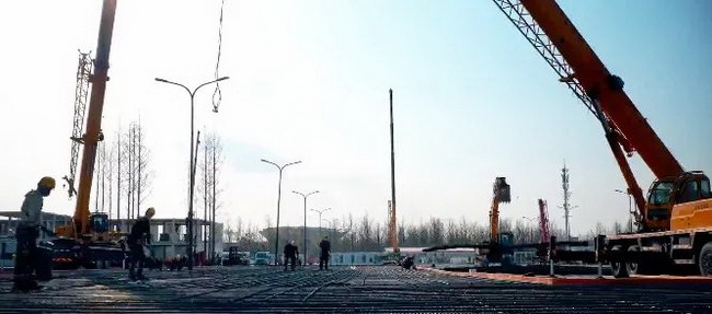 半岛平台起重机抢建上海方舱医院