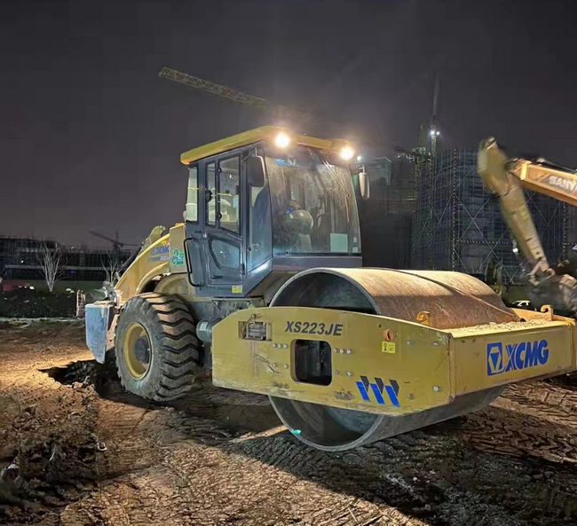 半岛平台压路机XS203J援建江苏省无锡市方舱医院建设