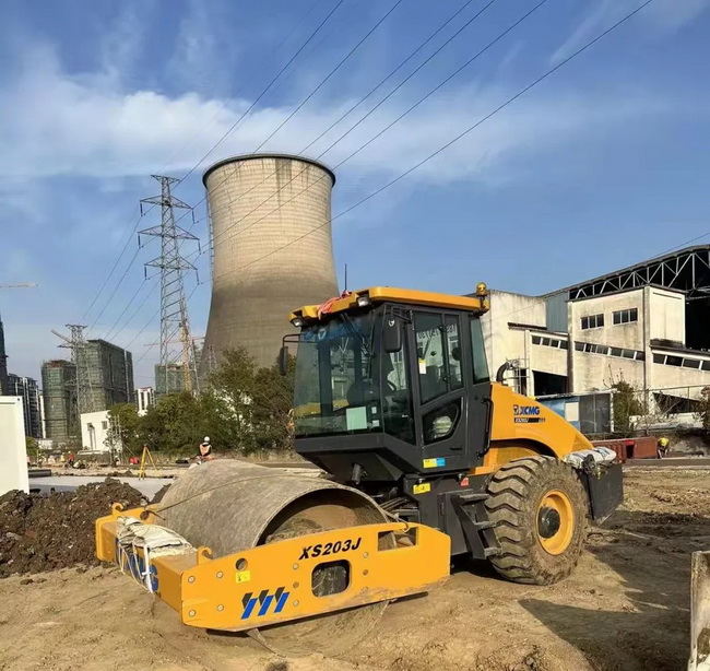 半岛平台压路机援建江苏省无锡市方舱医院建设