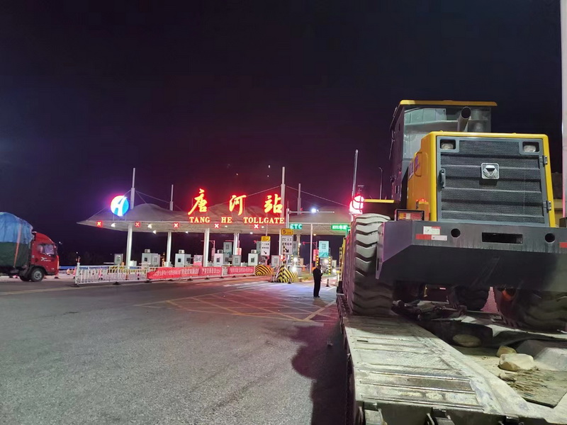 半岛平台LW500FV Super装载机连夜交付唐河客户使用