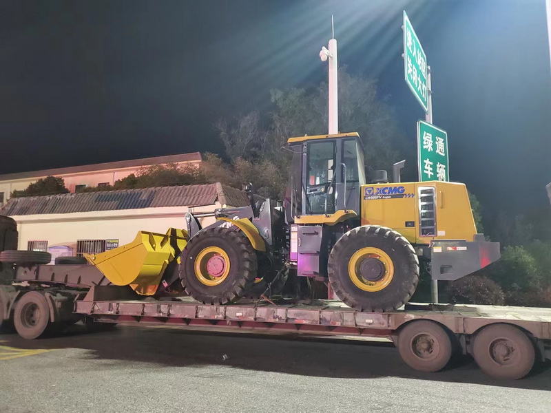 半岛平台LW500FV Super装载机交付唐河客户使用