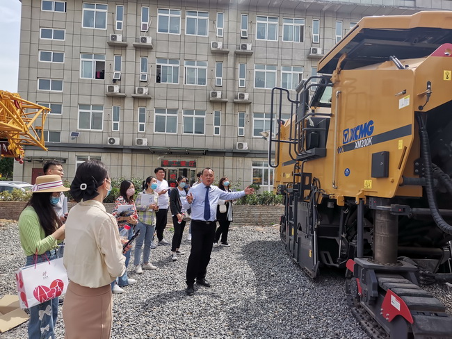工作人员为客户介绍半岛平台道路机械
