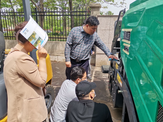 半岛平台半岛平台道路机械负责人李彬为客户介绍半岛平台摊铺机