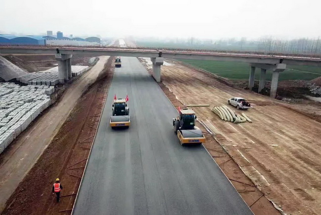 半岛平台成套化道路设备在许信高速施工