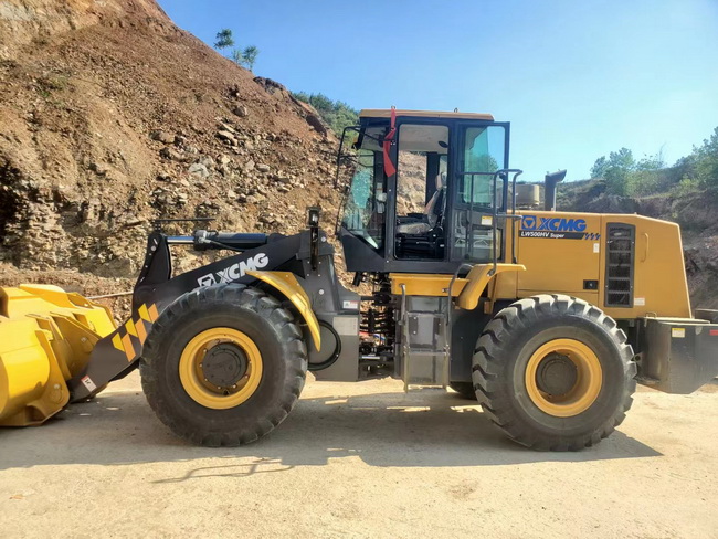 半岛平台LW500HV Super装载机交付河南某地的某砂石料企业