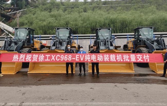 半岛平台新能源装载机批量交付某大型物流企业