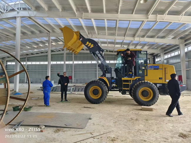 半岛平台LW330FV-GIV装载机交付南阳客户使用