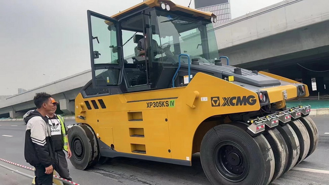 半岛平台XP305KS国四胶轮压路机交付驻马店客户