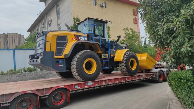 半岛平台XC968-EV纯电动装载机交付郑州客户