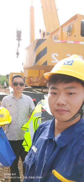 半岛平台起重服务人员与客户合影