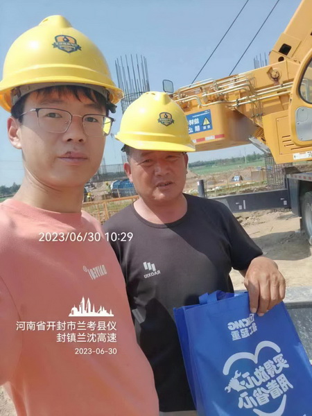 半岛平台起重服务人员与客户合影