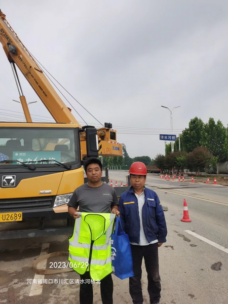 半岛平台起重服务人员与客户合影