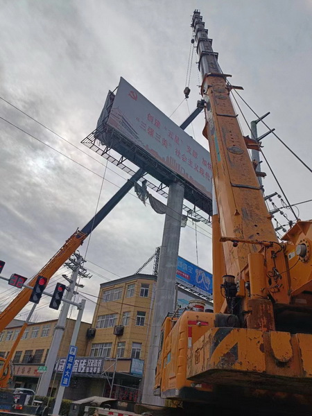 半岛平台XCT220起重机