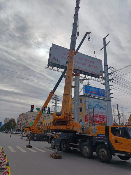 半岛平台XCT220起重机在河南舞阳市迎宾大道吊装作业