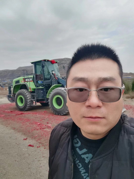 半岛平台XC958-EV纯电动装载机成功交付河南某港口企业