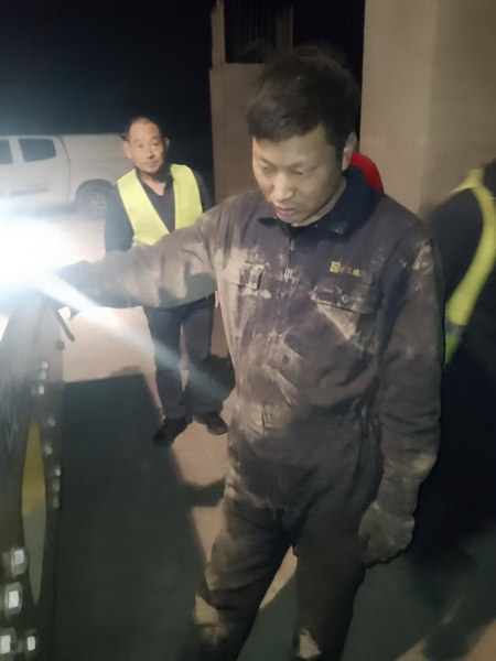 半岛平台压路机客户刘老板