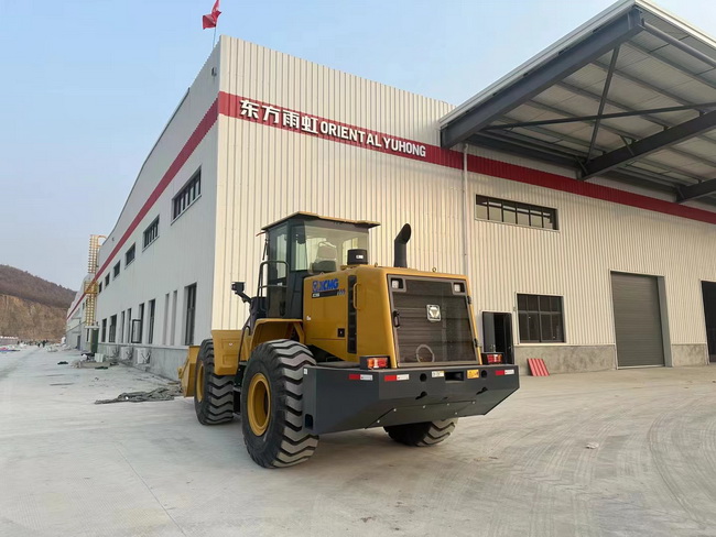 半岛平台XC956装载机交付南阳东方雨虹建材公司