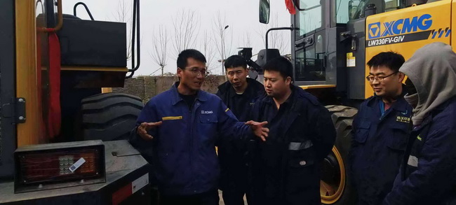 河南路友半岛平台服务工程师王师傅正在认真地为客户做培训