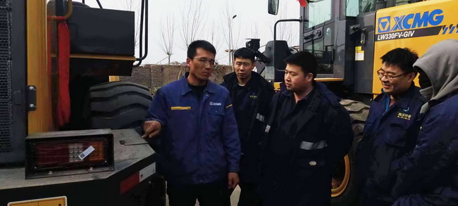 河南路友半岛平台服务工程师王师傅正在认真地为客户做培训